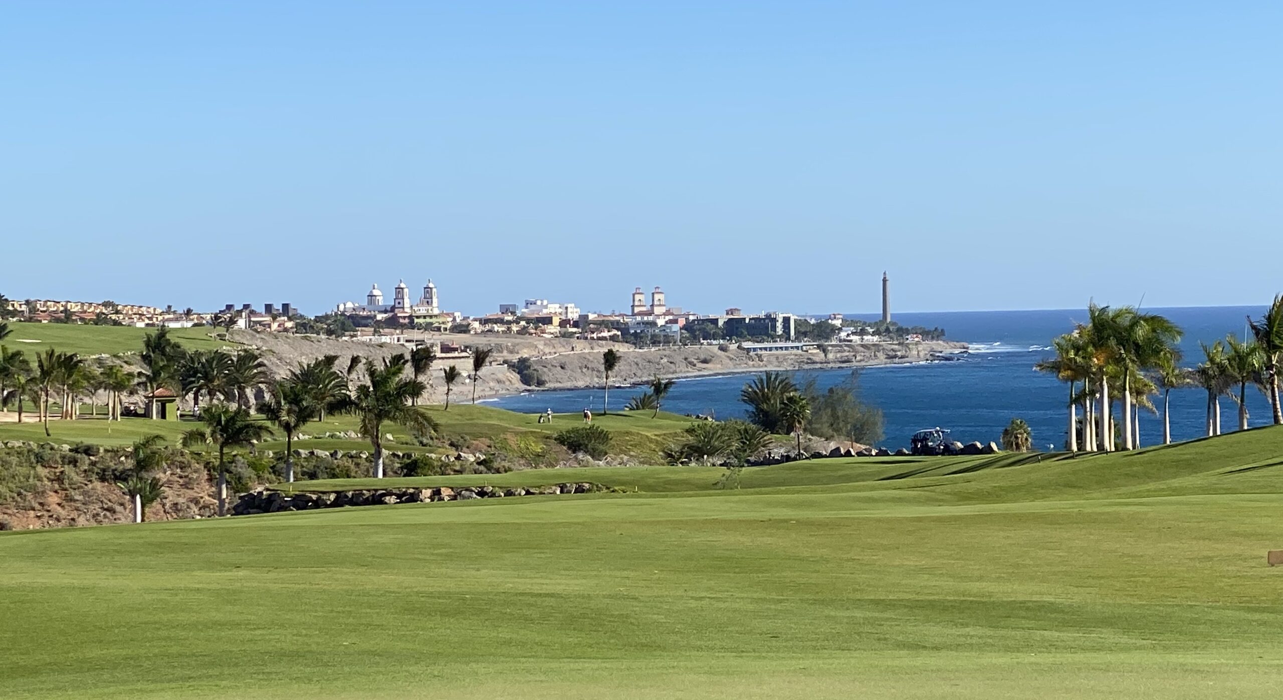 Meloneras Lopesan Golf: well-kept fairway with views towards the sea