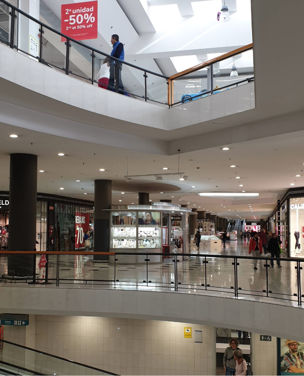 Atlántico Shopping Center mit Shops und großzügigem Innenbereich