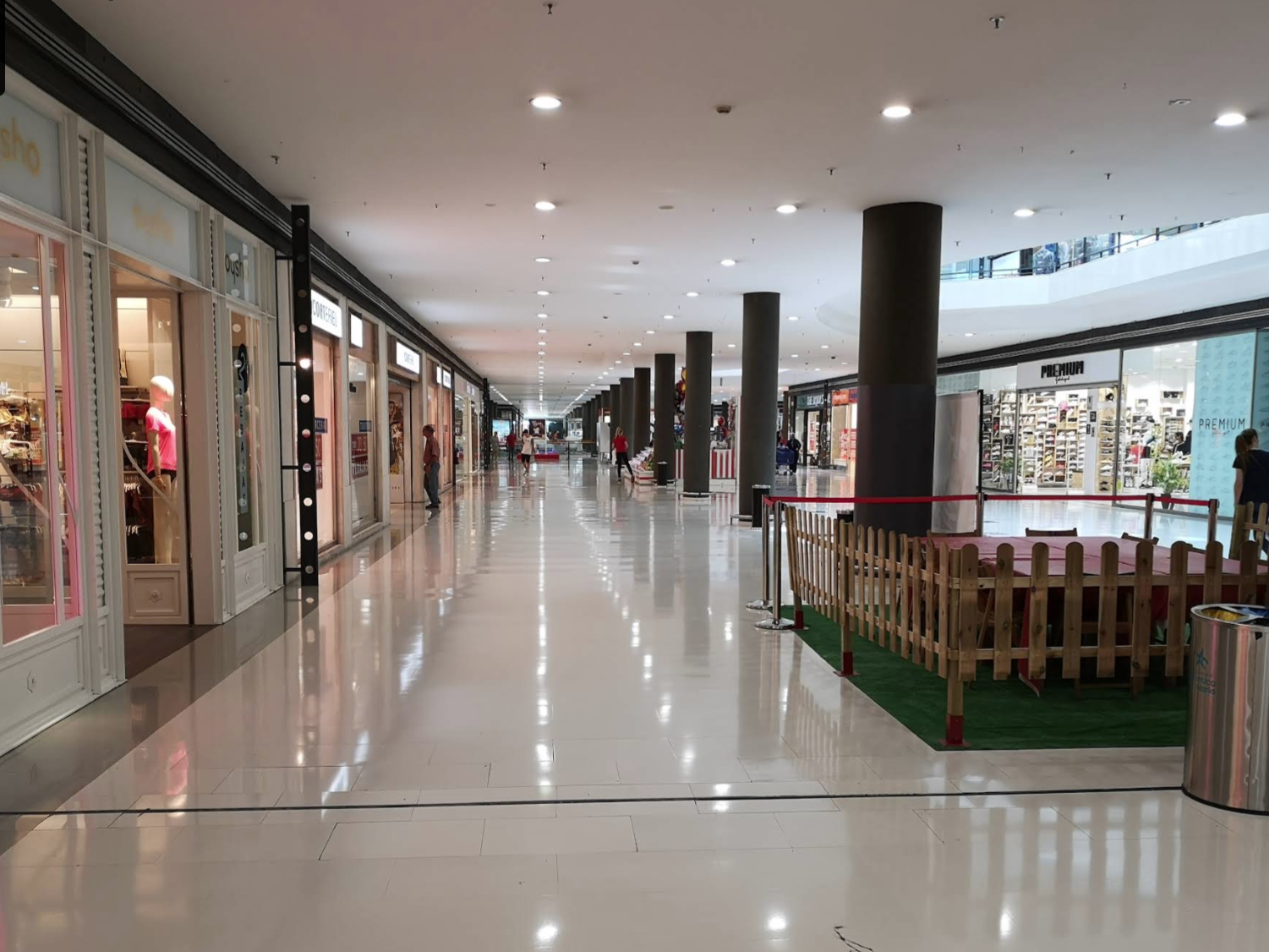 Atlántico Shopping Center Innenbereich auf zwei Ebenen