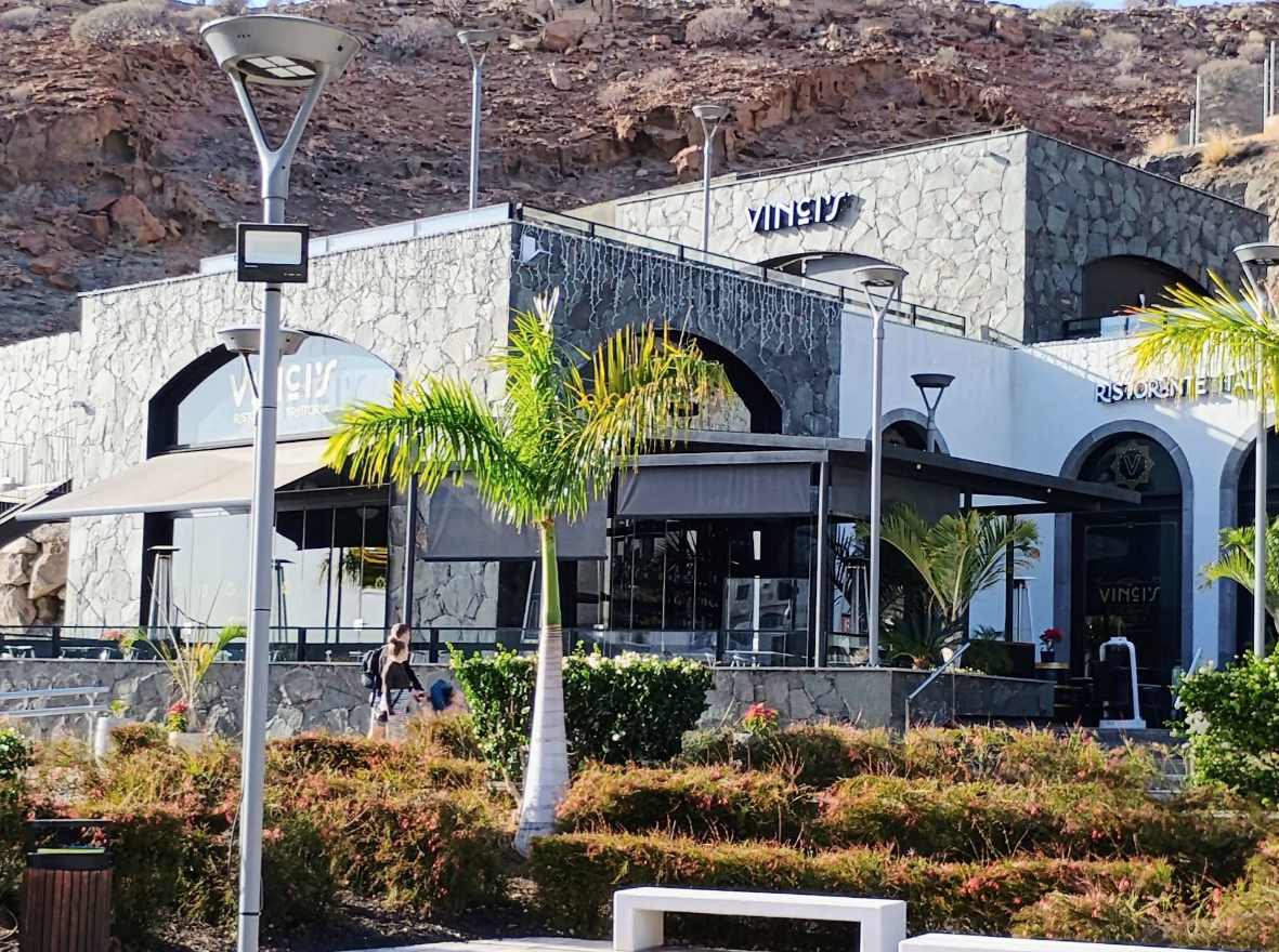 Mogan Mall außen – modernes Shopping-Center im Süden von Gran Canaria