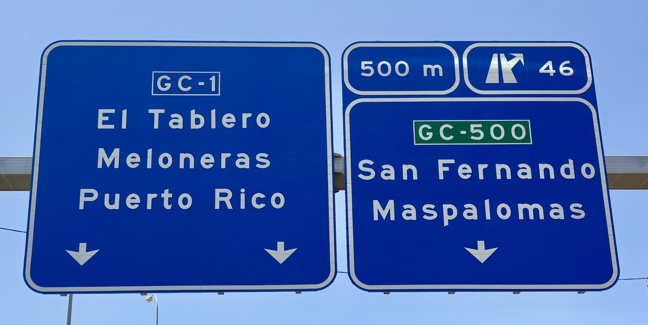 GC-1 Richtung Süden mit Wegweisern nach El Tablero, Meloneras, Puerto Rico und Maspalomas