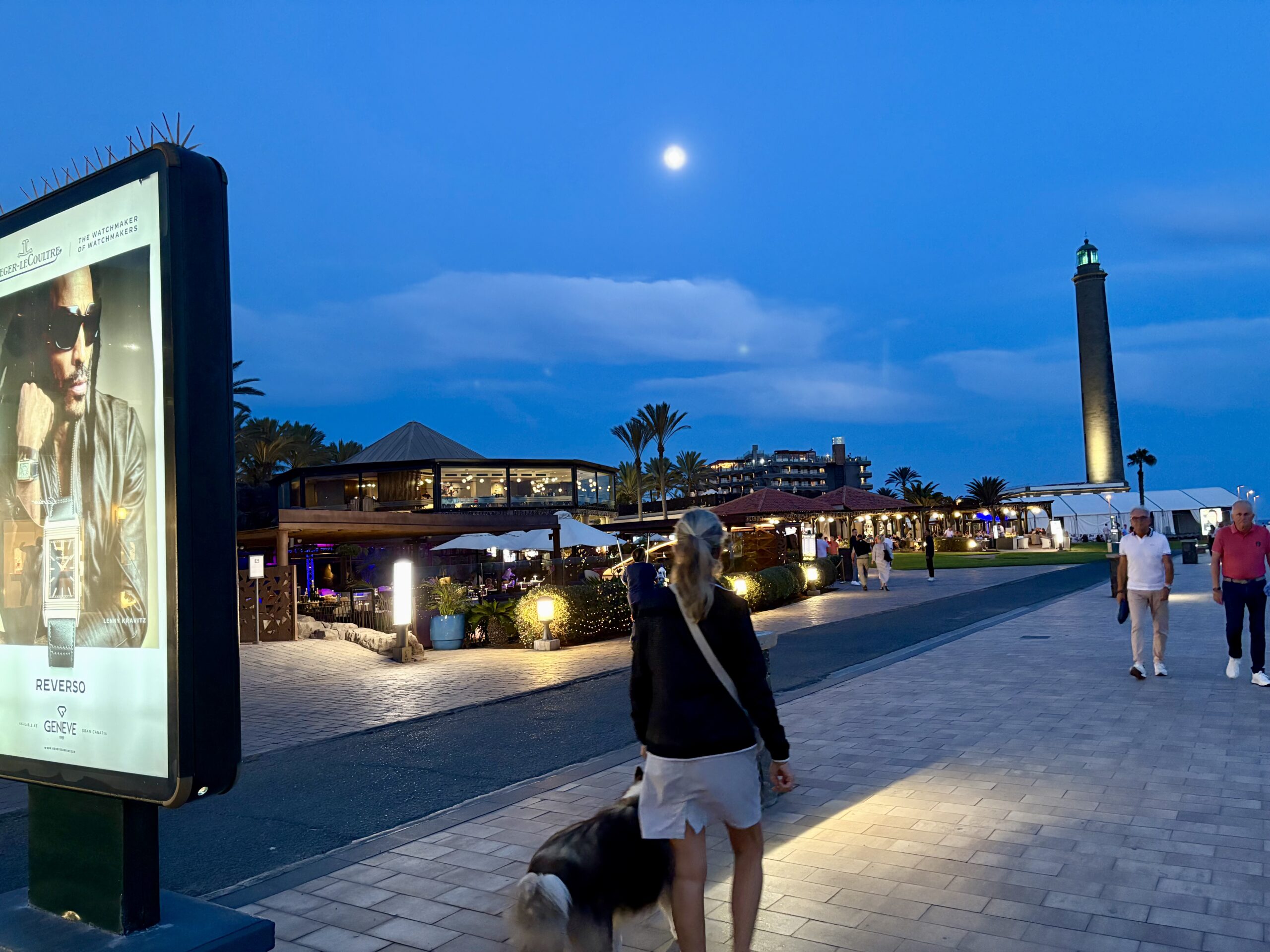 Abendstimmung am Faro de Maspalomas mit Promenade und Urlaubern