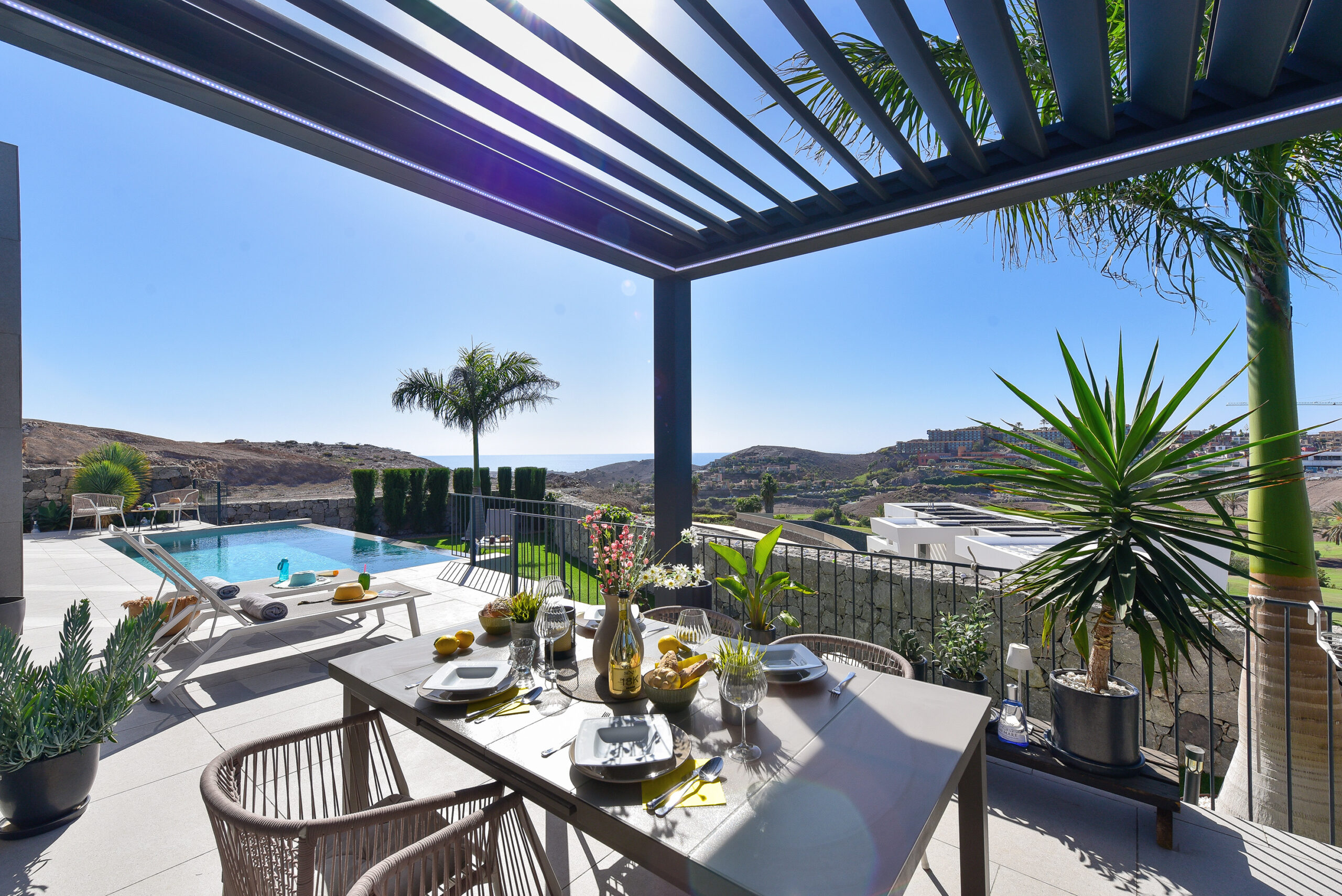Terraza y piscina privada de una villa en Salobre Golf Resort