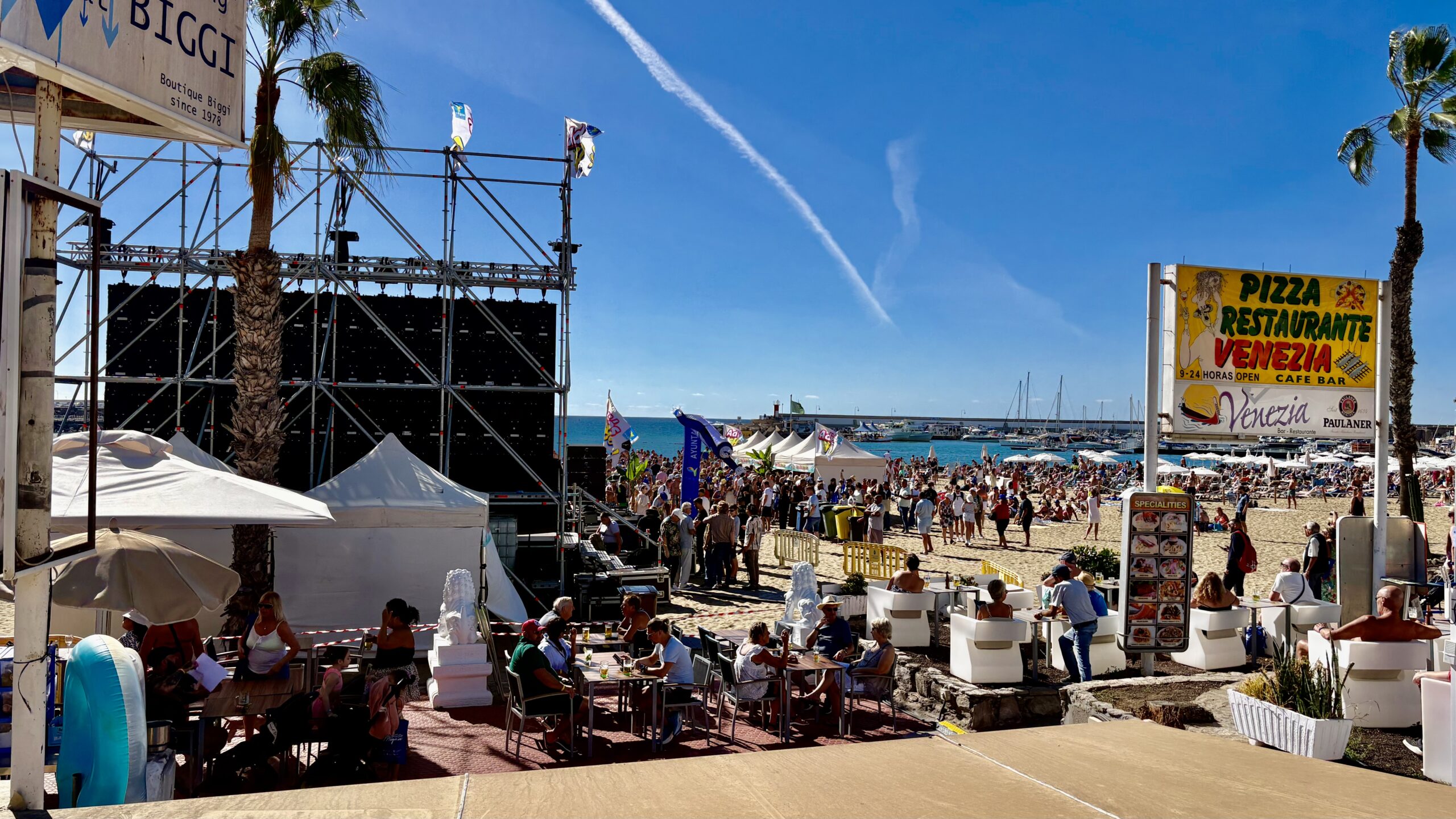 Lebhafter Strand mit Veranstaltung und Urlaubern im Süden von Gran Canaria