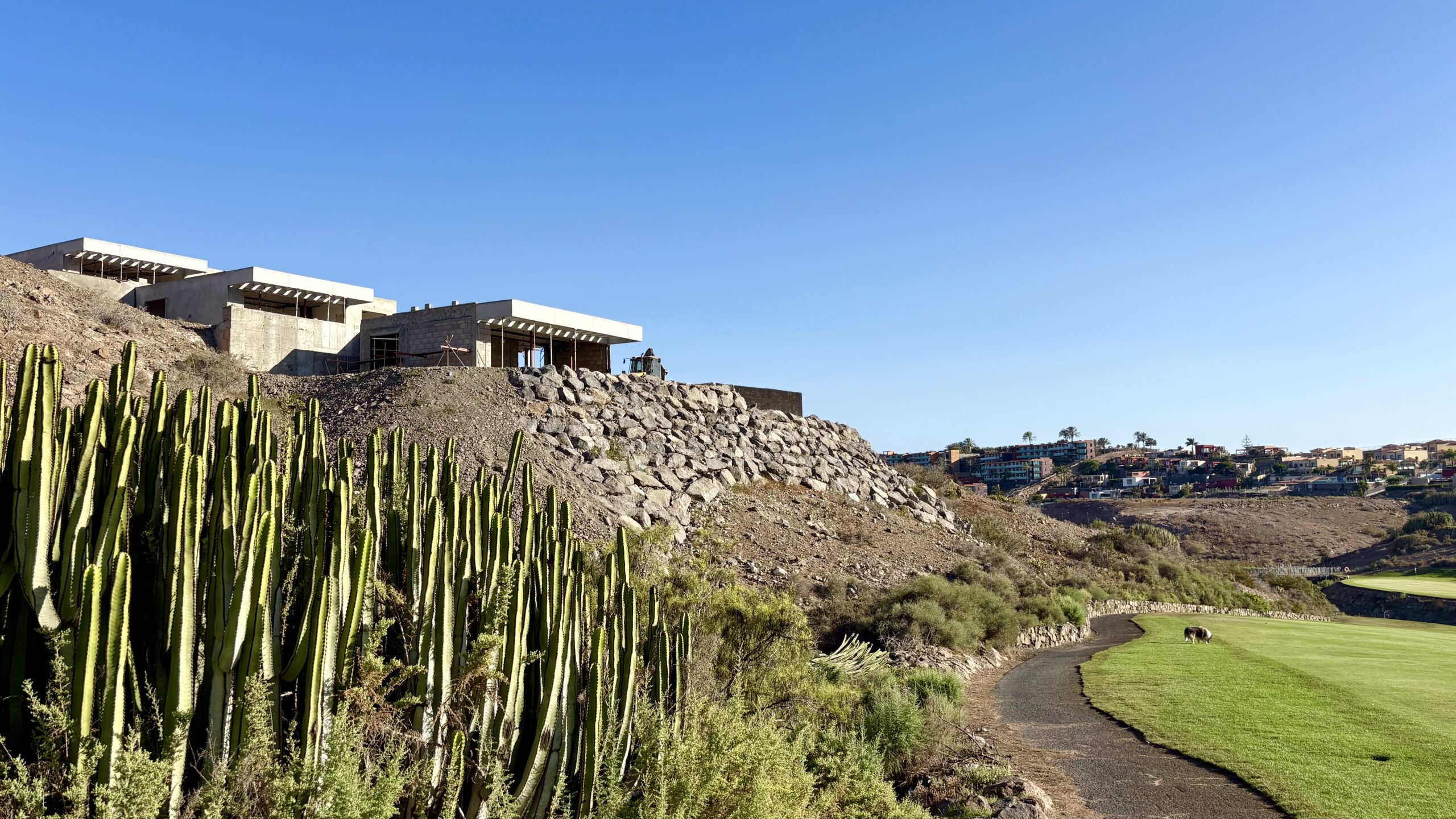 Neue Villen zwischen Kakteen und Golfplatz im Salobre Golf Resort