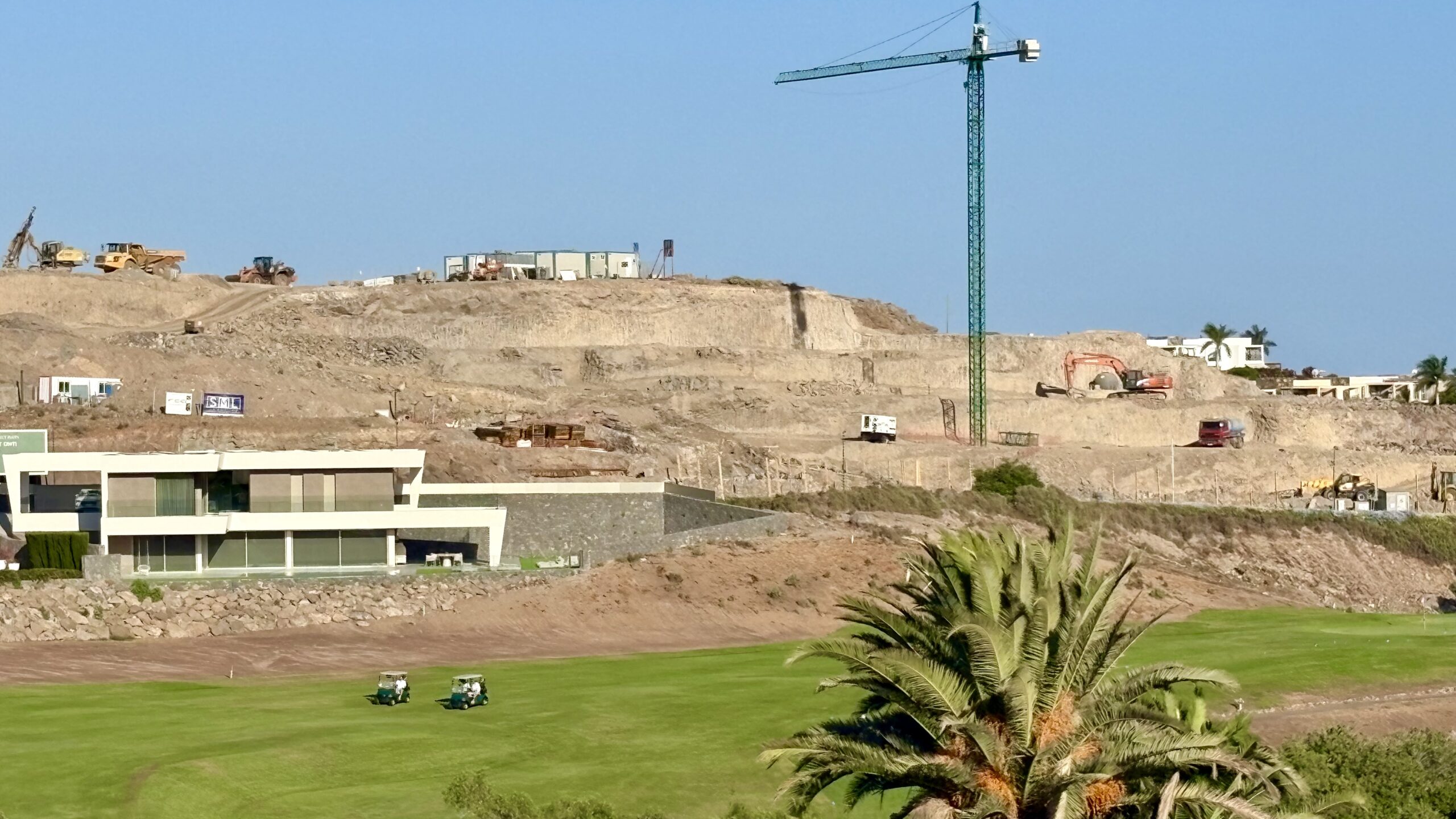 Baustelle mit Kran unmittelbar am Golfplatz im Salobre Golf Resort