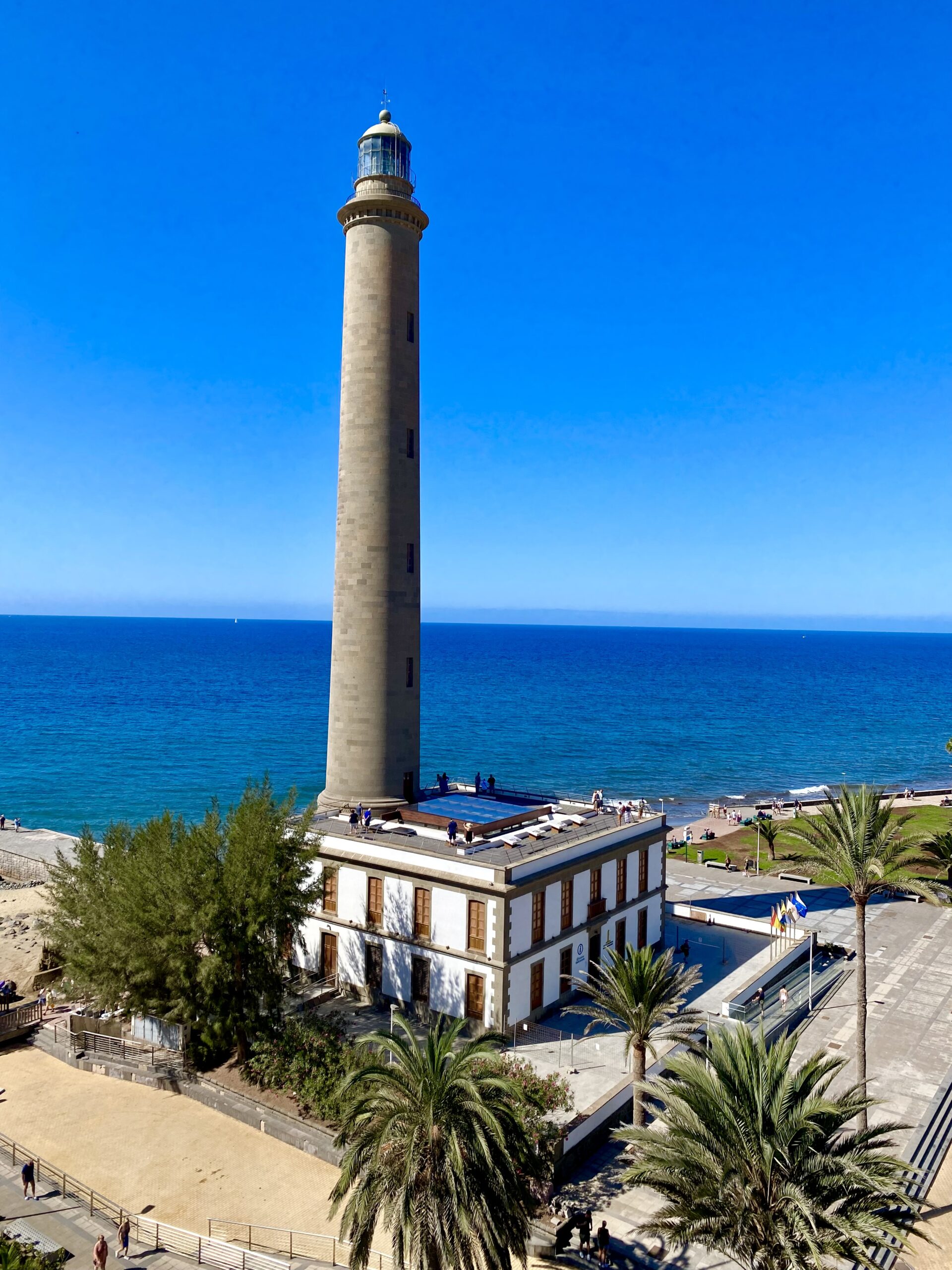 Faro de Maspalomas mit Atlantik und Palmen im Süden von Gran Canaria