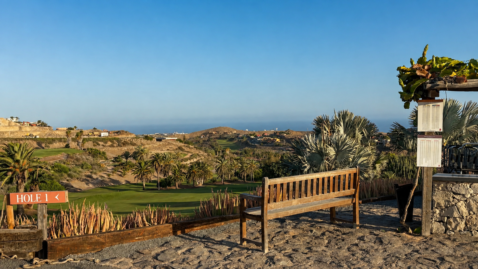 Bank am Tee 1 des Old Course mit Blick über den Golfplatz Richtung Atlantik