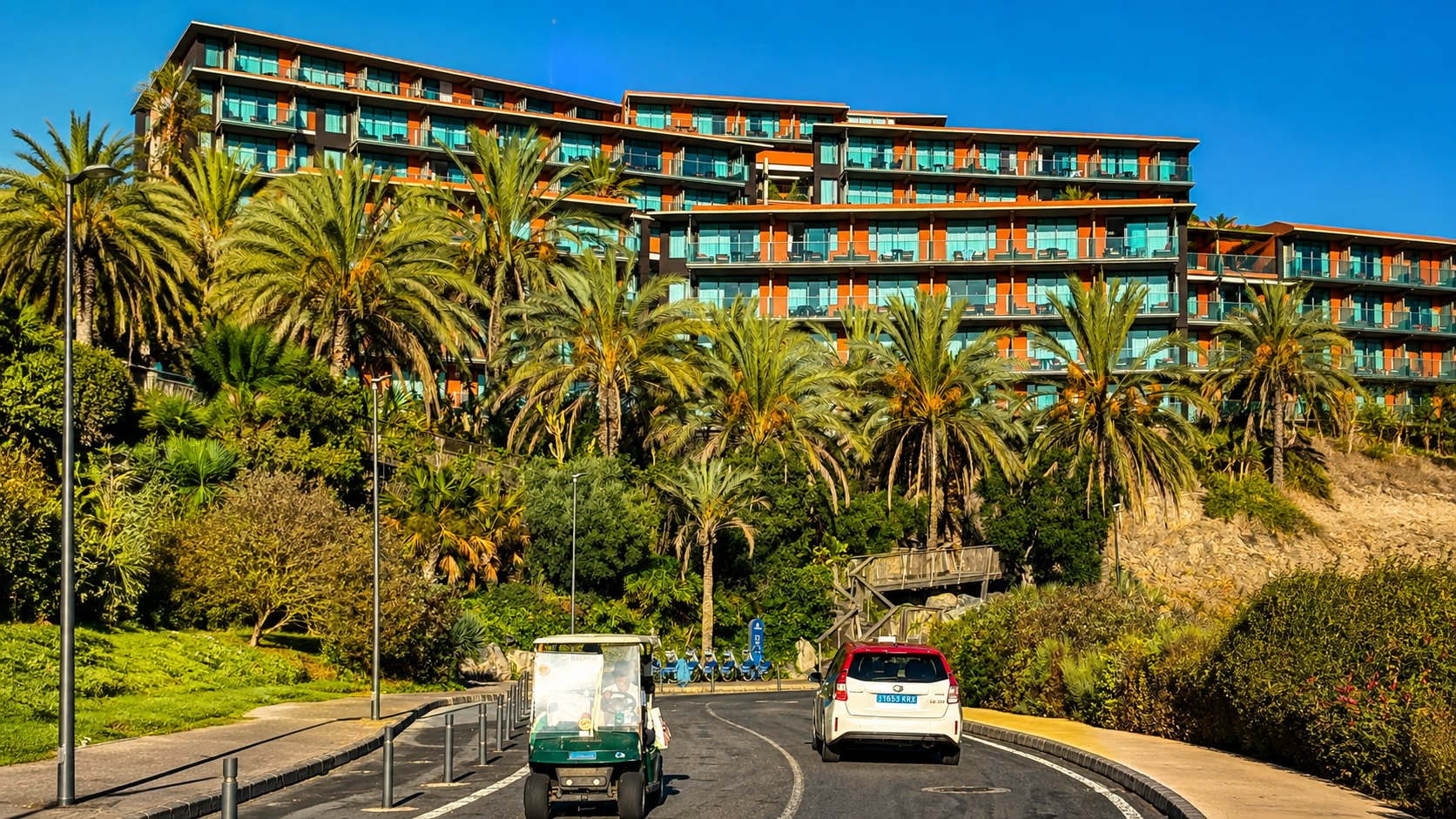Calle Swing mit Golfcart und Salobre Hotel Resort & Serenity
