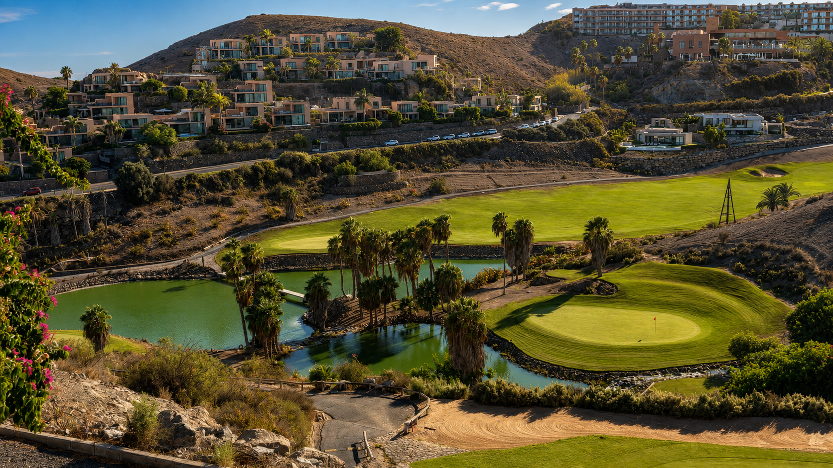 Old Course im Salobre Golf Resort mit Wasser, Palmen, Villen und kanarischer Landschaft